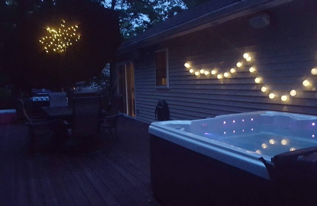 Poconos · Cozy Modern Lodge with Lake Views/Huge Deck/Hottub/Fireplace