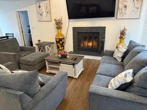 POCONOS everything close to Luxury vacational home in the heart of poconos with 3 outdoor pools for the public of the Tobyhanna community