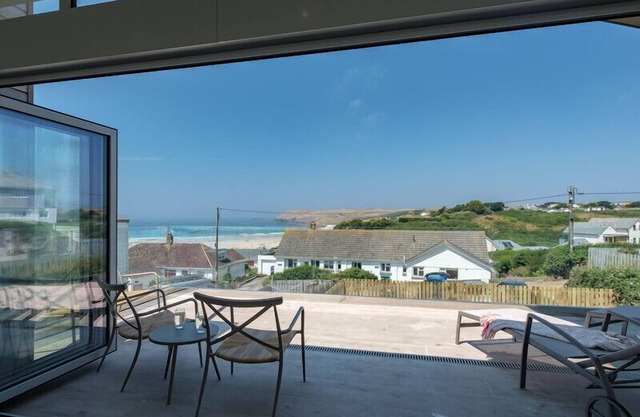 POINT BREAK, family friendly, with open fire in Polzeath