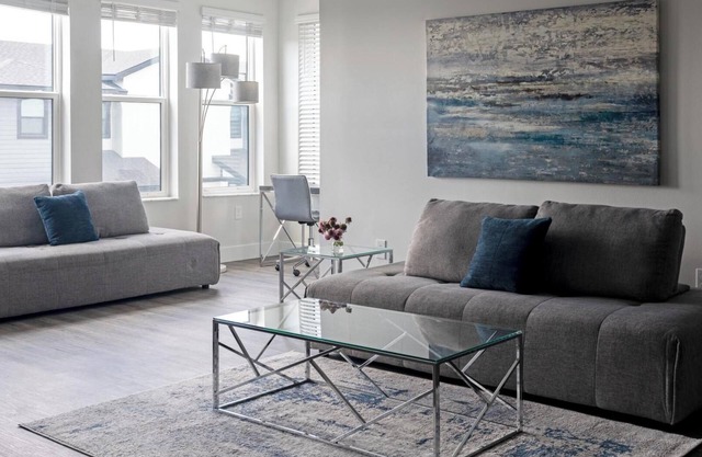 Pointe 2BD w/Den 1 - Two Bedroom Apartment, Sleeps 4