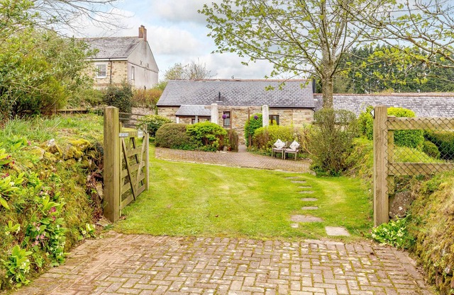 POLDARK COTTAGE, romantic, character holiday cottage in East Taphouse