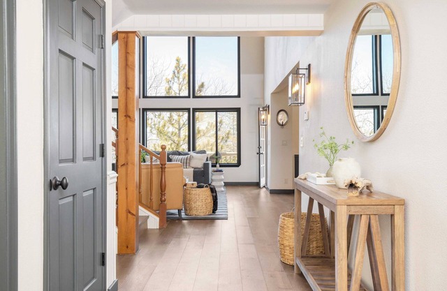 Pollock by Avantstay Stunning Views w/Movie Room, Hot Tub, Game Room & Large Balcony