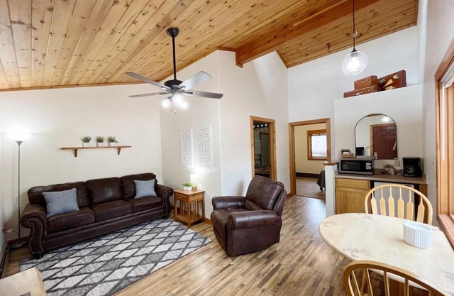 Ponderosa B Cabin Suite