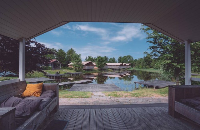 Pondside Stay w/Kitchen