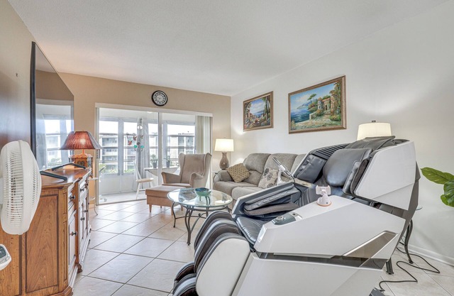 Pool Access, 9 Mi to Pompano Beach: Breezy Condo!