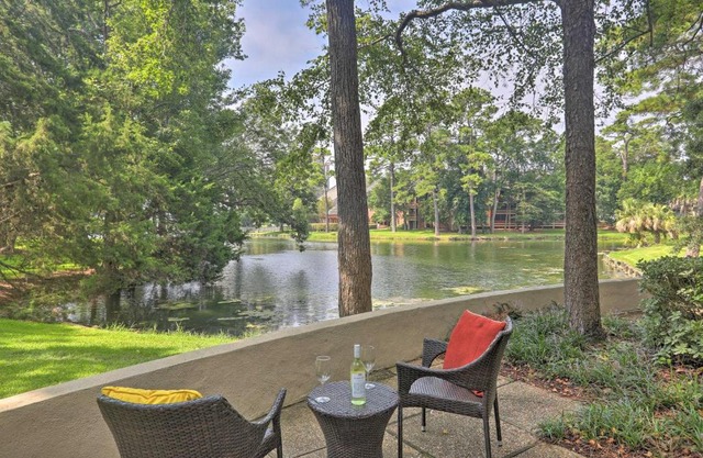 Pool Access and Lake Views Kingston Resort Villa!