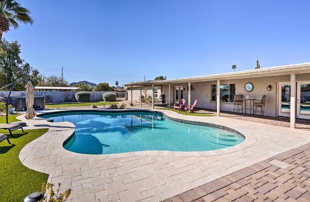 Pool and Outdoor Lounge Scottsdale Family Home