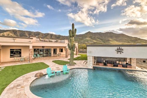 Pool and Spa Pet-Friendly Mansion in Phoenix!