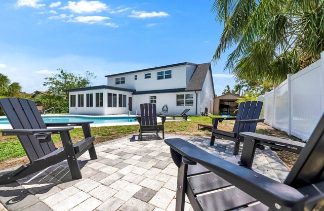 Pool & Game Room 10 min to Airport