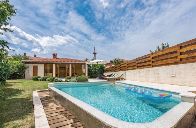Pool, grill, WiFi, billiards, bicycles, badminton, dishwasher, washing machine