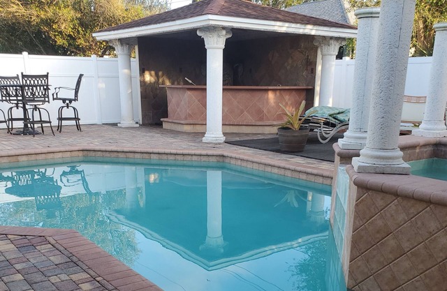 Pool home 3 bed/3 bath with tiki bar & hot tub