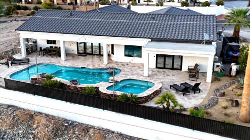 Pool Home with Lake Havasu views! Hot tub, Game room, King bed, BBQ & Patio