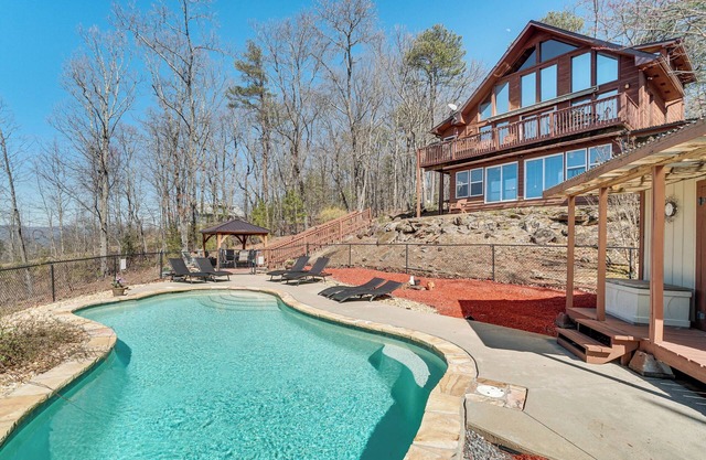Pool, Hot Tub & Mountain Views: Cleveland Cabin