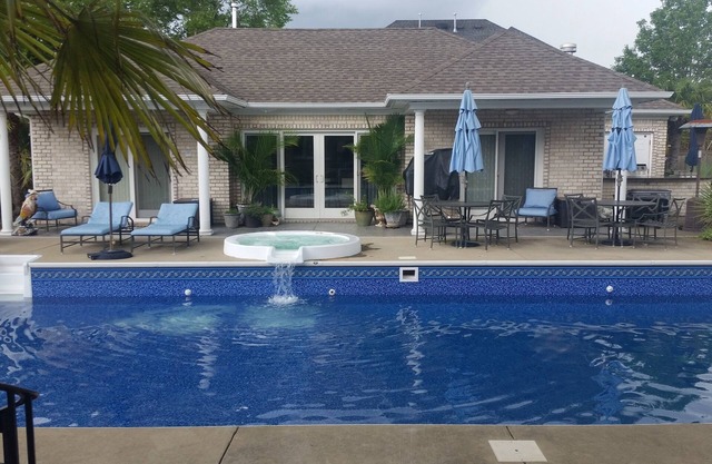Pool House Getaway - Hot Tub, Sauna, Steam Shower & a 50' Pool