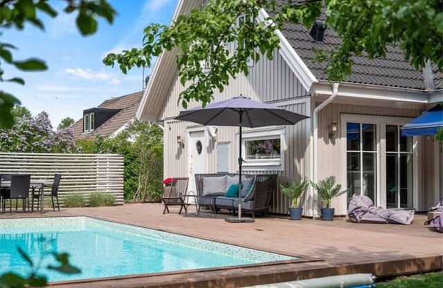 Pool, Jacuzzi, Sauna - Family Villa and Small House in Stockholm