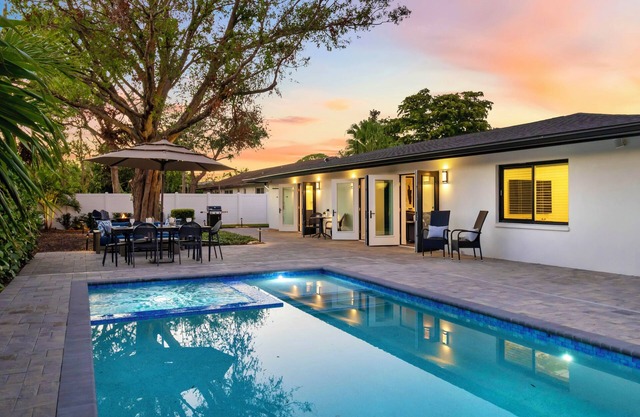 Pool, Spa, and Private Gym in the Heart of Sarasota
