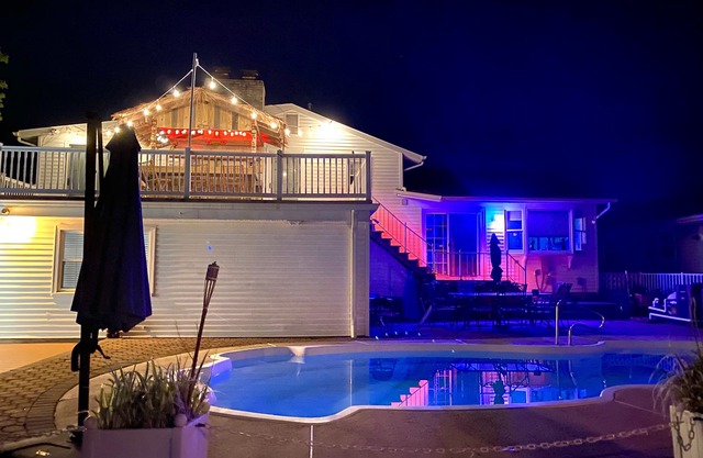 POOL, TIKI BAR, WATERFRONT home, 8 LBI Beach passes in Mystic Island NJ