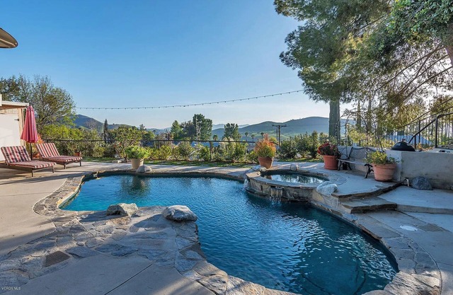 Pool, views, private guest suite, close to great hiking trail, dining & ent.