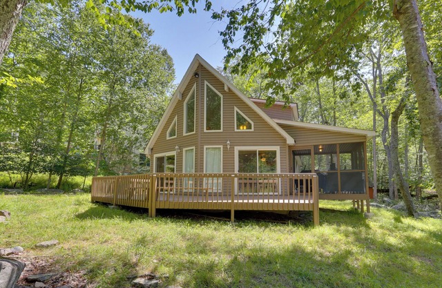 Pools, Hot Tub & More: Bushkill Mountain Getaway!