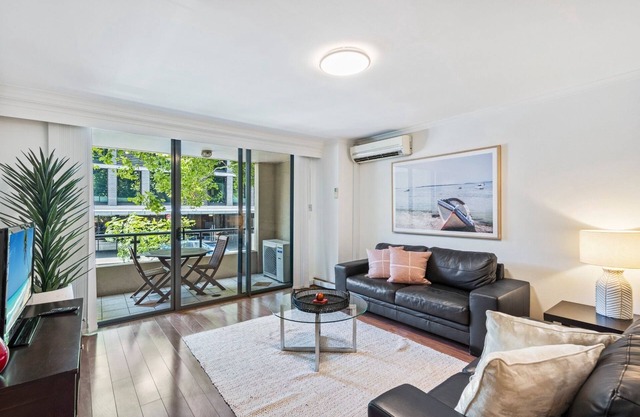 Poolside 2-Bed Haven, Walk to City Centre