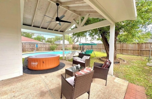 Poolside Oasis & Private Hot Tub