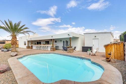 Poolside Relaxation Group-Friendly Home in Havasu
