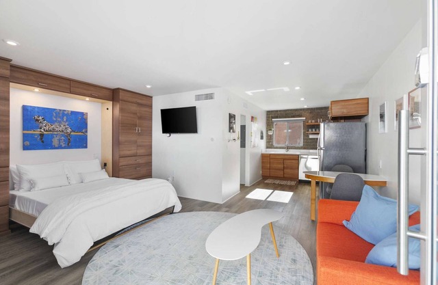 Poolside Studio in Central DTPH Location w/Pool