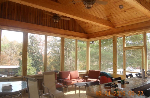 Poplar House with 400 sq. ft screened porch with bar and big-screen TV- Sleeps 8
