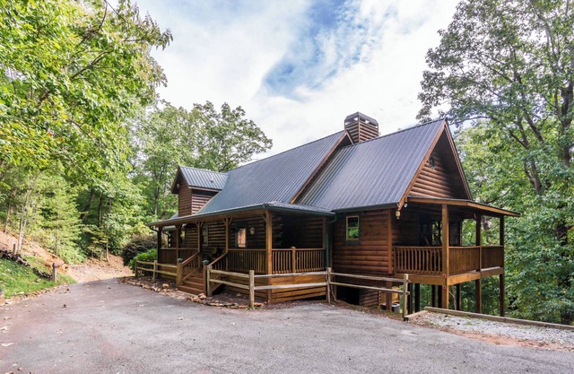 Poppy's Great Escape, Log Cabin-HotTub/Gated/4 Bed/4 Bath/Dog Friendly/!