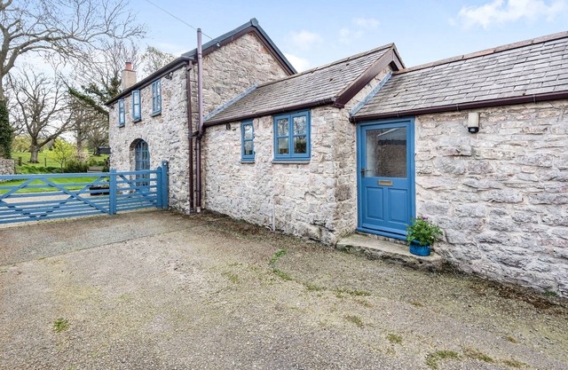 POPTY BACH, pet friendly, character holiday cottage in Henllan