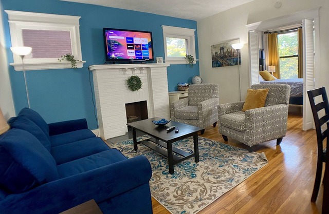 Popular King + Queen Beds-Steps to Metrolink & Free Parking