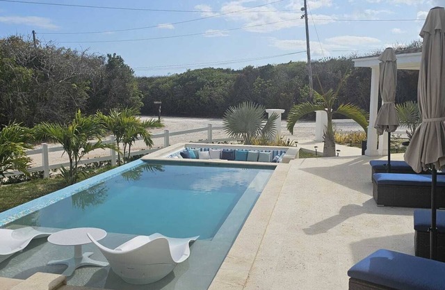 Porpoise Paradise Luxury Villa, 8 minutes walk to beach.