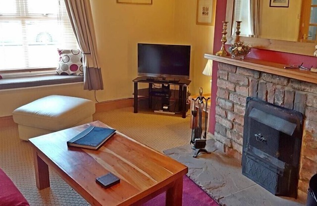 PORTHOLE COTTAGE (SEAHOUSES), romantic, with open fire in Seahouses