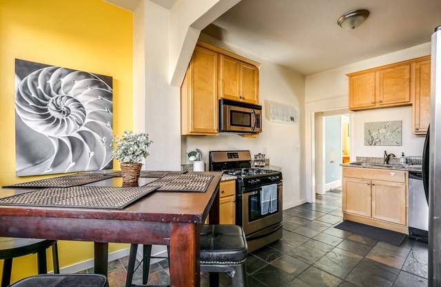 Portland Place 1- 5min walk→PearlSt | 1000mbps | 55"TV | King | W/D