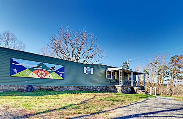 POWER/WATER/INTERNET! Sunset/sunrise views, pets, firepit, trail, jacuzzi tub!