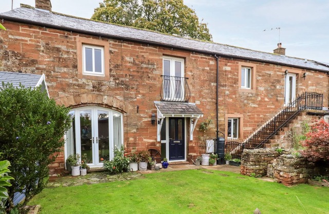 POWLEYS COTTAGE, pet friendly, with open fire in Langwathby