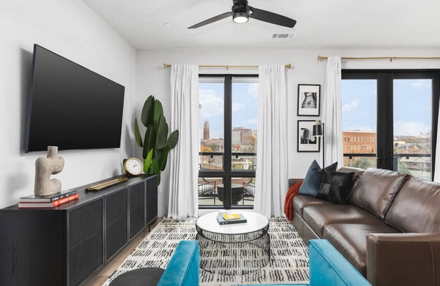 Premium 2 Bedroom, 4 Bed with HUGE Wrap Around Patio
