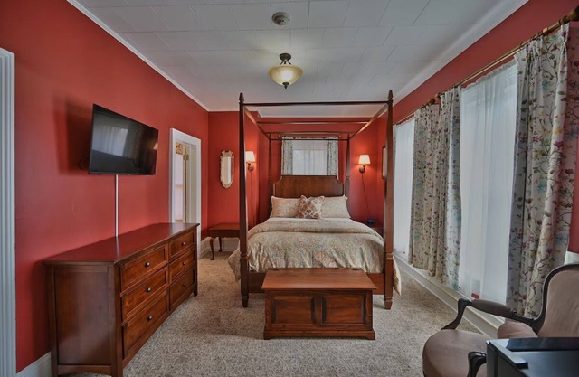 Premium Queen, Tom Quick Inn, On-site Bar, Walking Distance to Sights