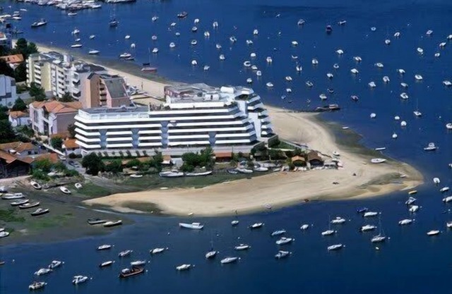 Prestigious south facing apartment on a beach in Arcachon