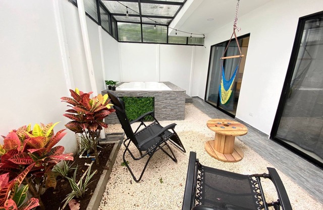 Pretty apartment in Huacas.15 minutes from Tamarindo beach. Pet friendly.