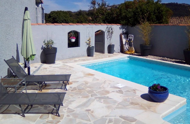 Pretty villa with pool, between sea and hills