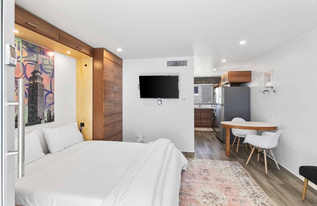 Prime DTPH Location w Pool and Parking