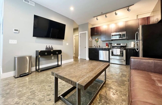 Prime Location Downtown Heart of Roanoke Queen Bed