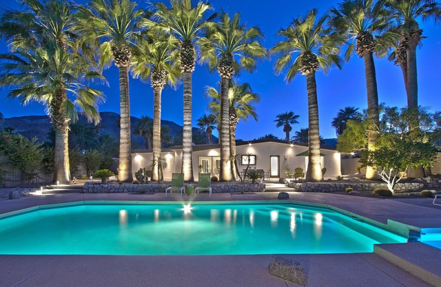 Prime Location! MidCentury+Large Backyard+Walk to Restaurants & Shops - The Palm