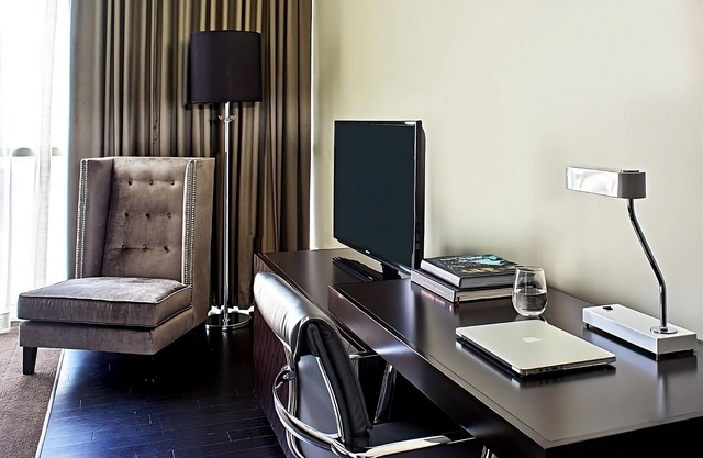 Prime Location, Near Country Club Plaza, Minutes to Fountain Of Neptune