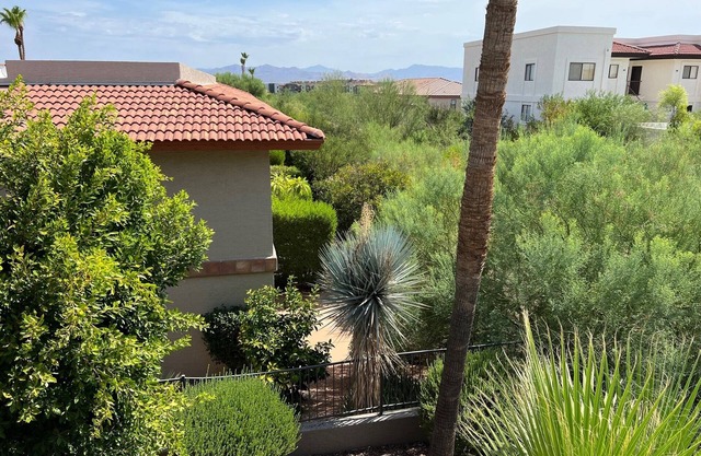 Prime retreat location-1/2 mile to Fountain Park and restaurants.