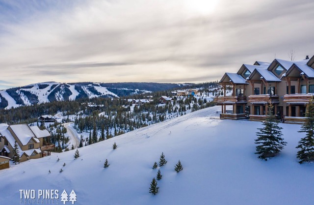 Prime Ski-In/Out Saddle Ridge| Private Hot Tub | 7 Min Drive to Resort
