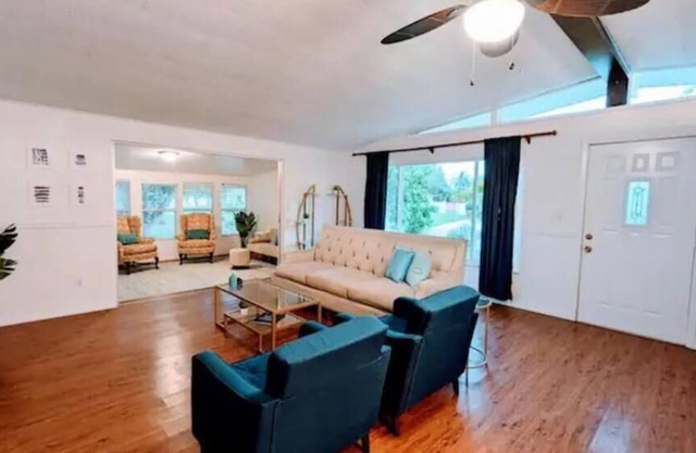 Prime Spot, 50's Flair & Luxe Comfort in Sarasota