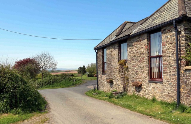 PRIMROSE COTTAGE, family friendly, with a garden in Great Torrington