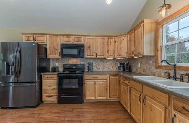 PRISTINE COTTAGE IN HENDERSONVILLE -Apple Orchard & Winery Area - Meadow Setting